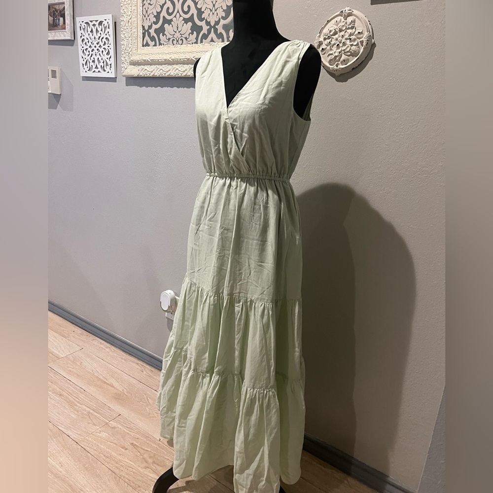 Banana republic very light green maxi dress - Picture 2 of 10